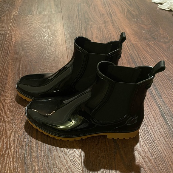 NWT Vince Risa Black Gum Chelsea Boots - Picture 6 of 10